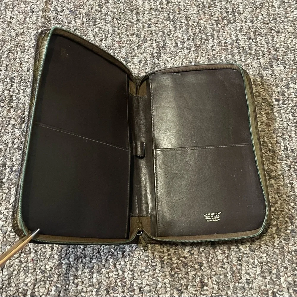Louis Vuitton elegant louis